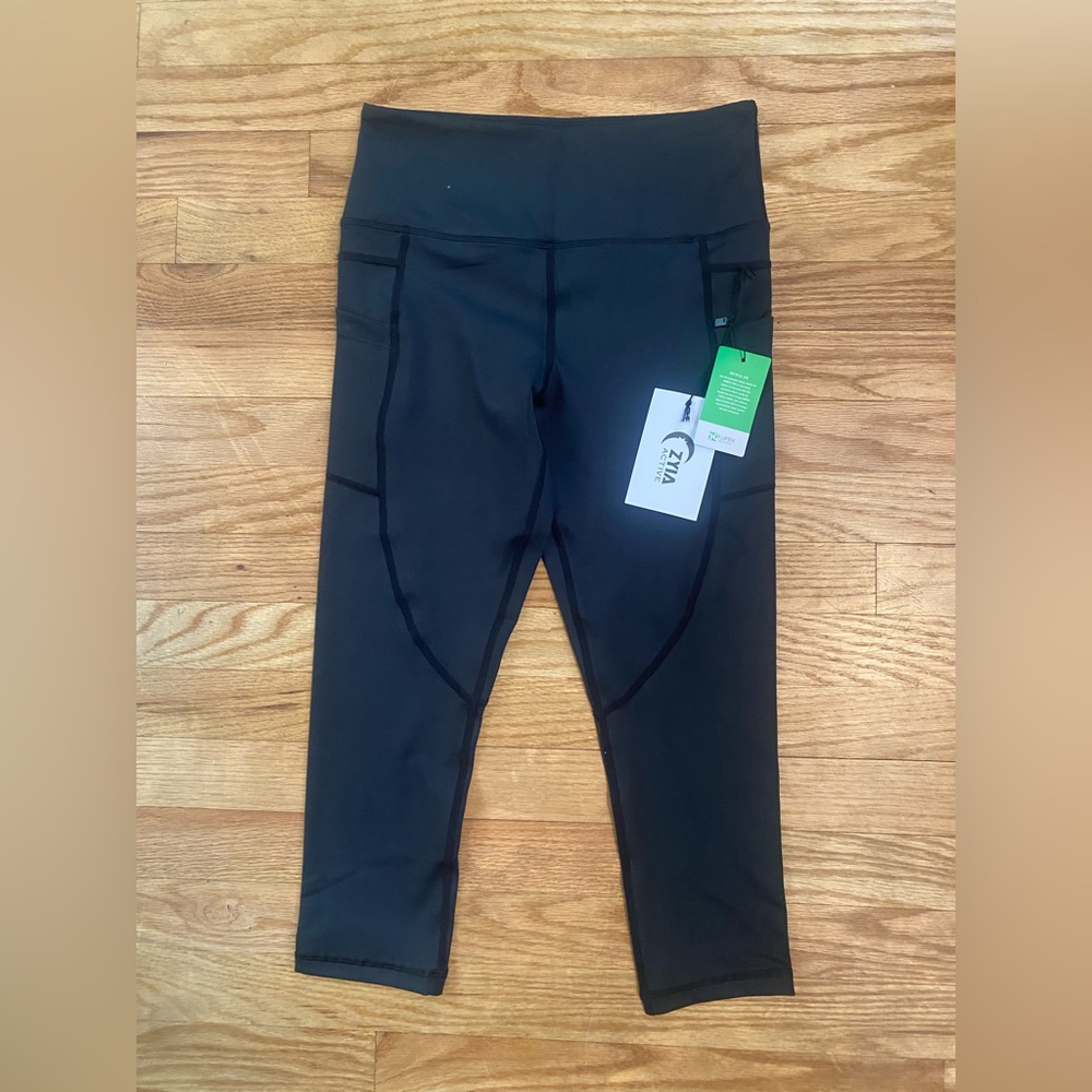 Zyia Black Pocket Light n Tight Hi-Rise Capri 20” RC, 8-10, NWTB